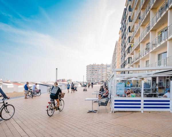 2 Slaapkamer Appartement Op De Zeedijk Van Oostende. Eksteriør billede