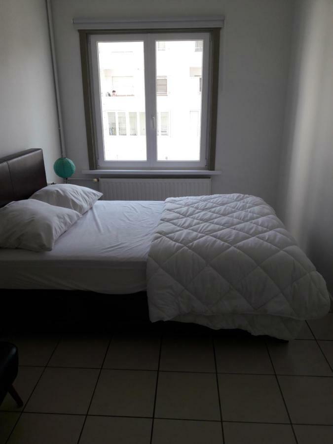 2 Slaapkamer Appartement Op De Zeedijk Van Oostende. Eksteriør billede